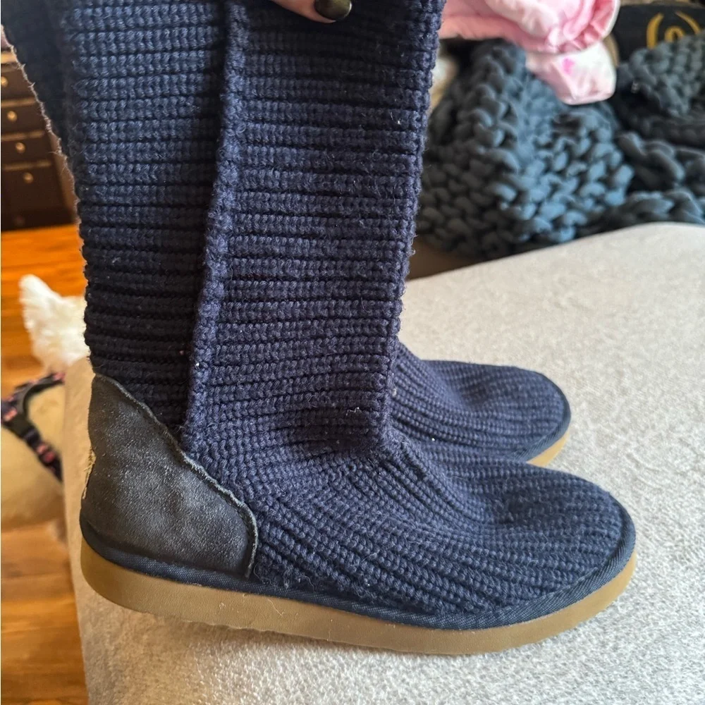 UGG elegant dark
